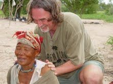 Dr Bradford Keeney dans le Kalahari